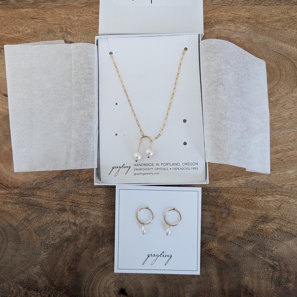 Freshwater Pearl Pendant Necklace and Circle Stud Earrings